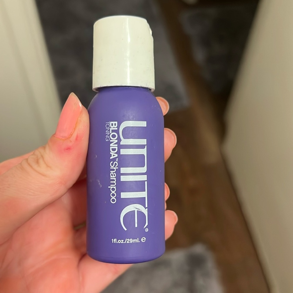Travel size unite blonda shampoo